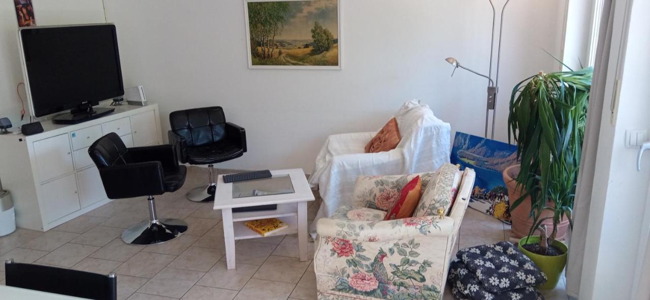 Grosses Zimmer Bad Kueche Wohnzimmer Terasse Garten Zentral Ruhig Landsberg am Lech Esterno foto
