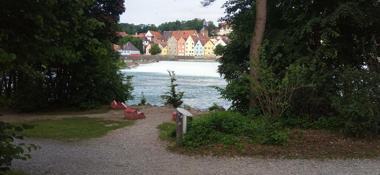 Grosses Zimmer Bad Kueche Wohnzimmer Terasse Garten Zentral Ruhig Landsberg am Lech Esterno foto
