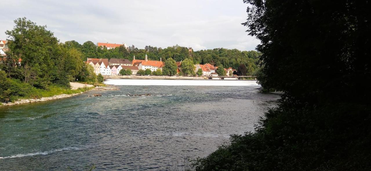 Grosses Zimmer Bad Kueche Wohnzimmer Terasse Garten Zentral Ruhig Landsberg am Lech Esterno foto